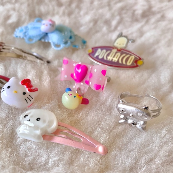 SOLD🚫 Vintage Sanrio accessories (entire set: hairclips, ring, pin) - Picture 3 of 5